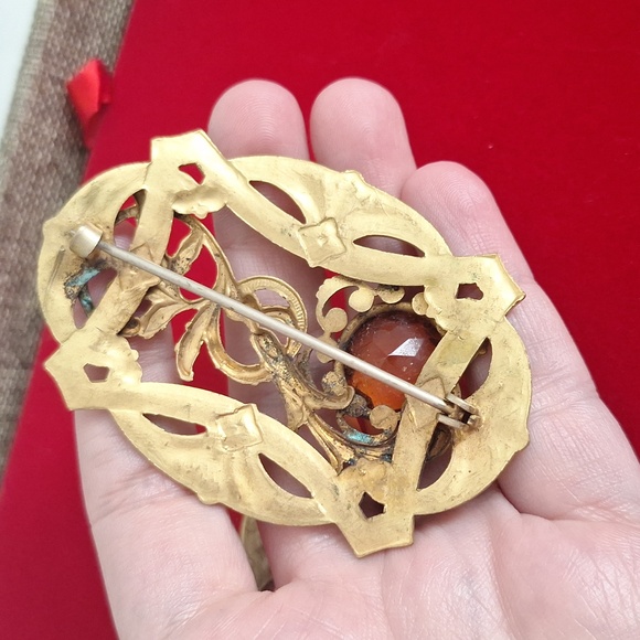 Elegant Celtic Gold Brooch Set with Amber Stones - Picture 4 of 4